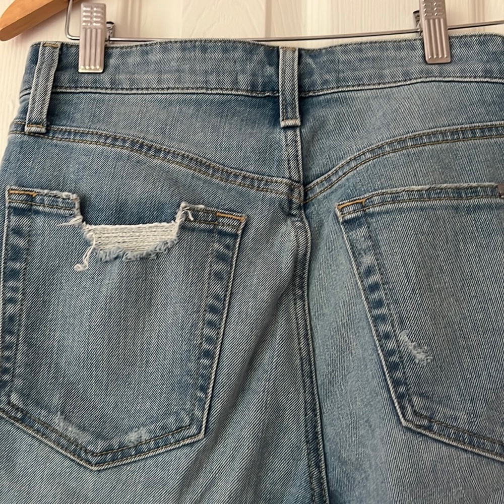 Joe’s jean med wash distressed straight led